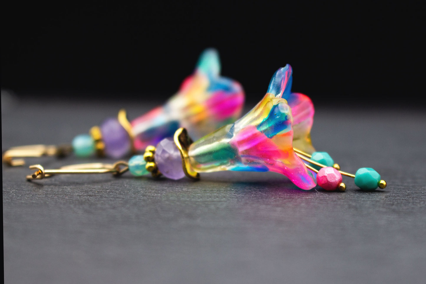 Creolen Ohrringe mit Acrylblüten in Pastellfarben und Glasperlen – einzigartiger Festival Schmuck