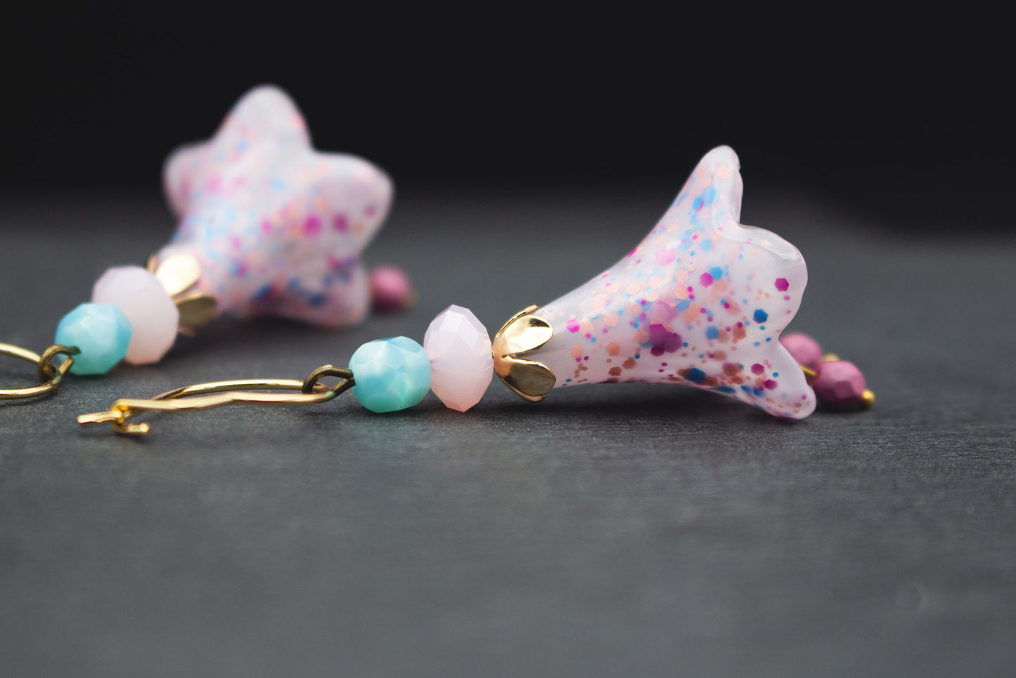Handbemalte Blütenohrringe Flieder mit Konfetti Muster – Boho Schmuck verspielt