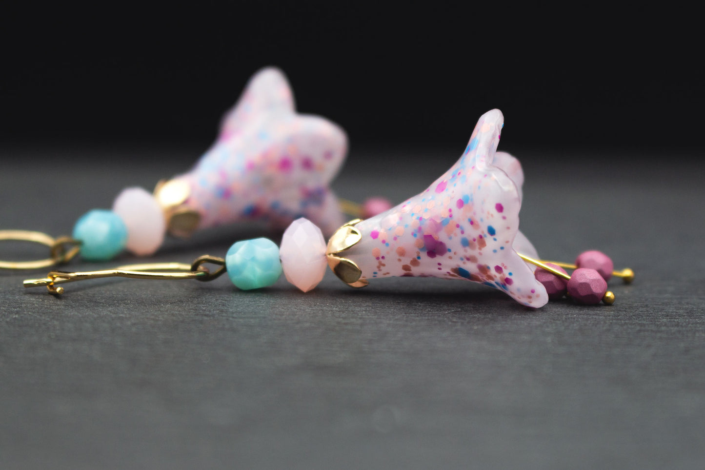 Blütenohrringe Rosa Türkis Lachs Konfetti Design – farbenfroher Ohrschmuck Sommer