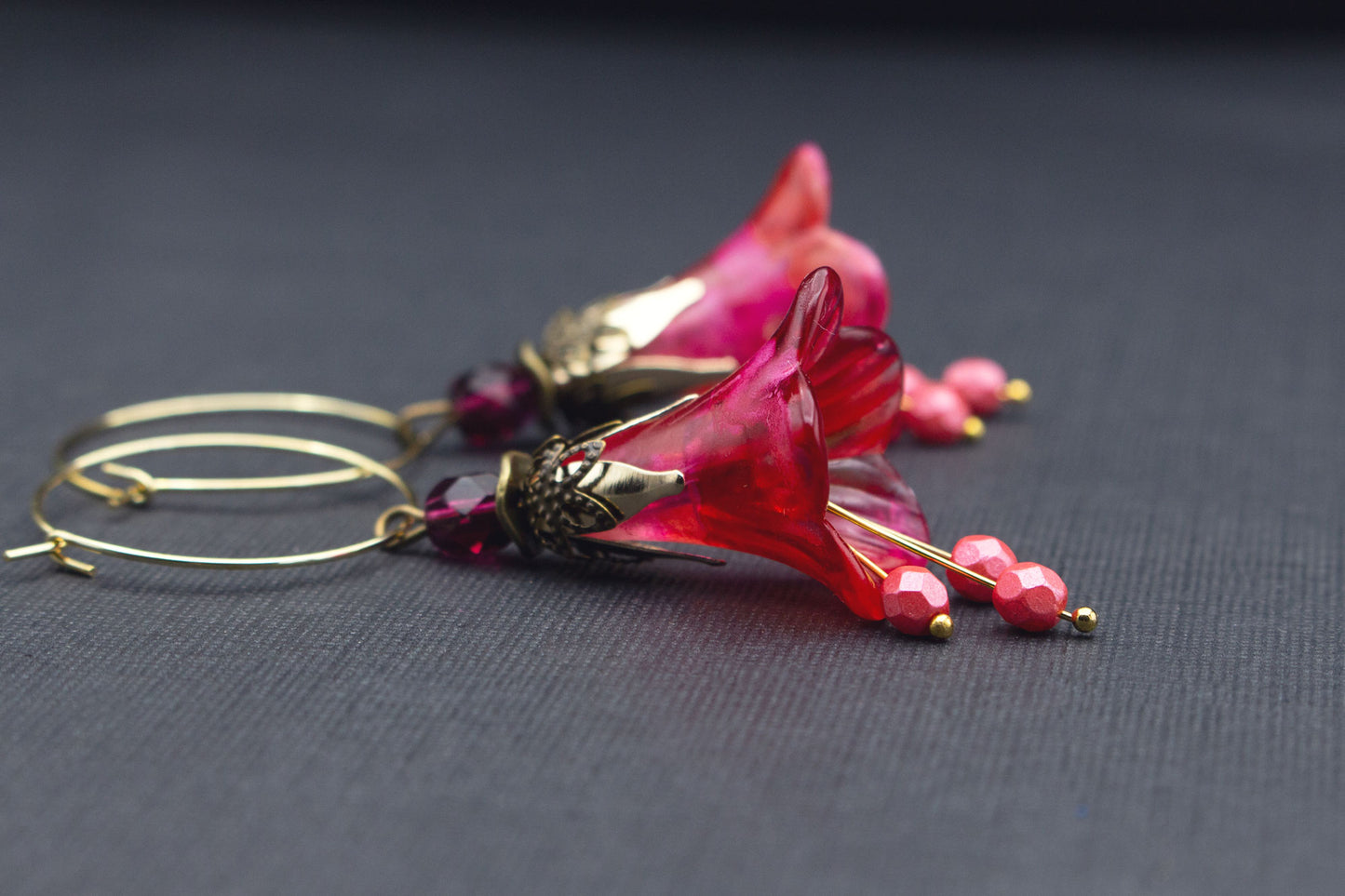 Handbemalte Blütenohrringe in Pink, Fuchsia und Gold