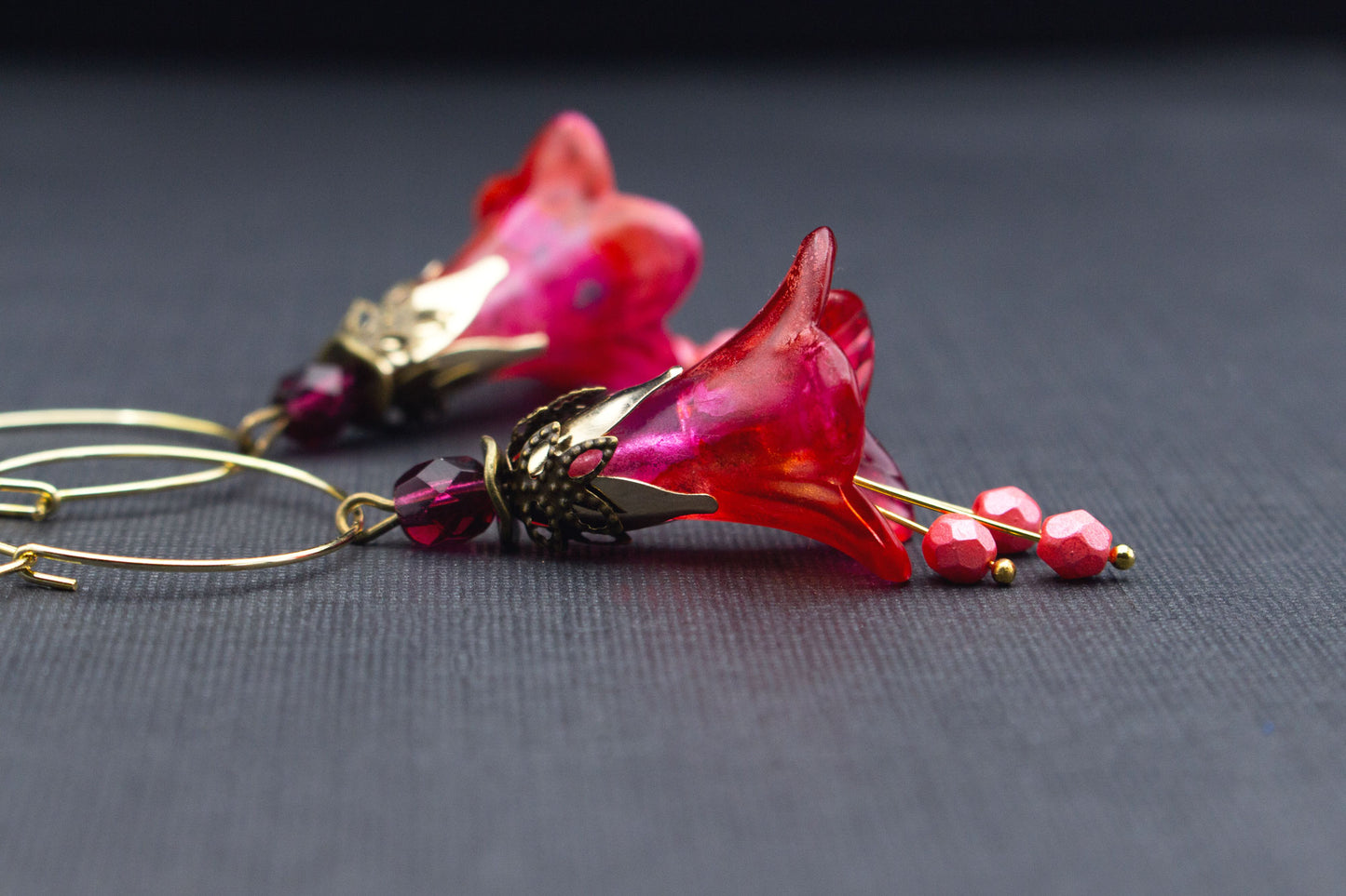 Seitenansicht handbemalte Blütenohrringe pink fuchsia gold
