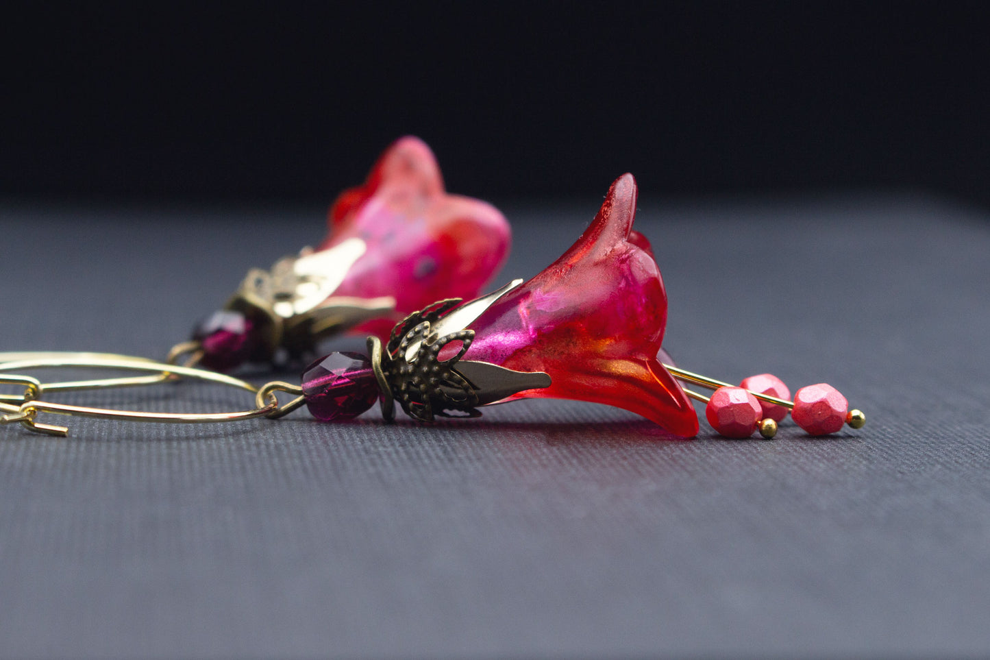 Detailansicht Blütenohrringe in Pink, Fuchsia und Gold