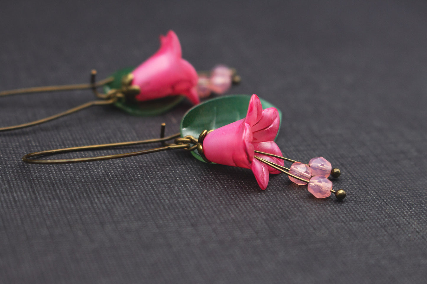 Pinke Blütenohrringe mit grünem Blatt und Glasperlen – femininer Vintage-Schmuck