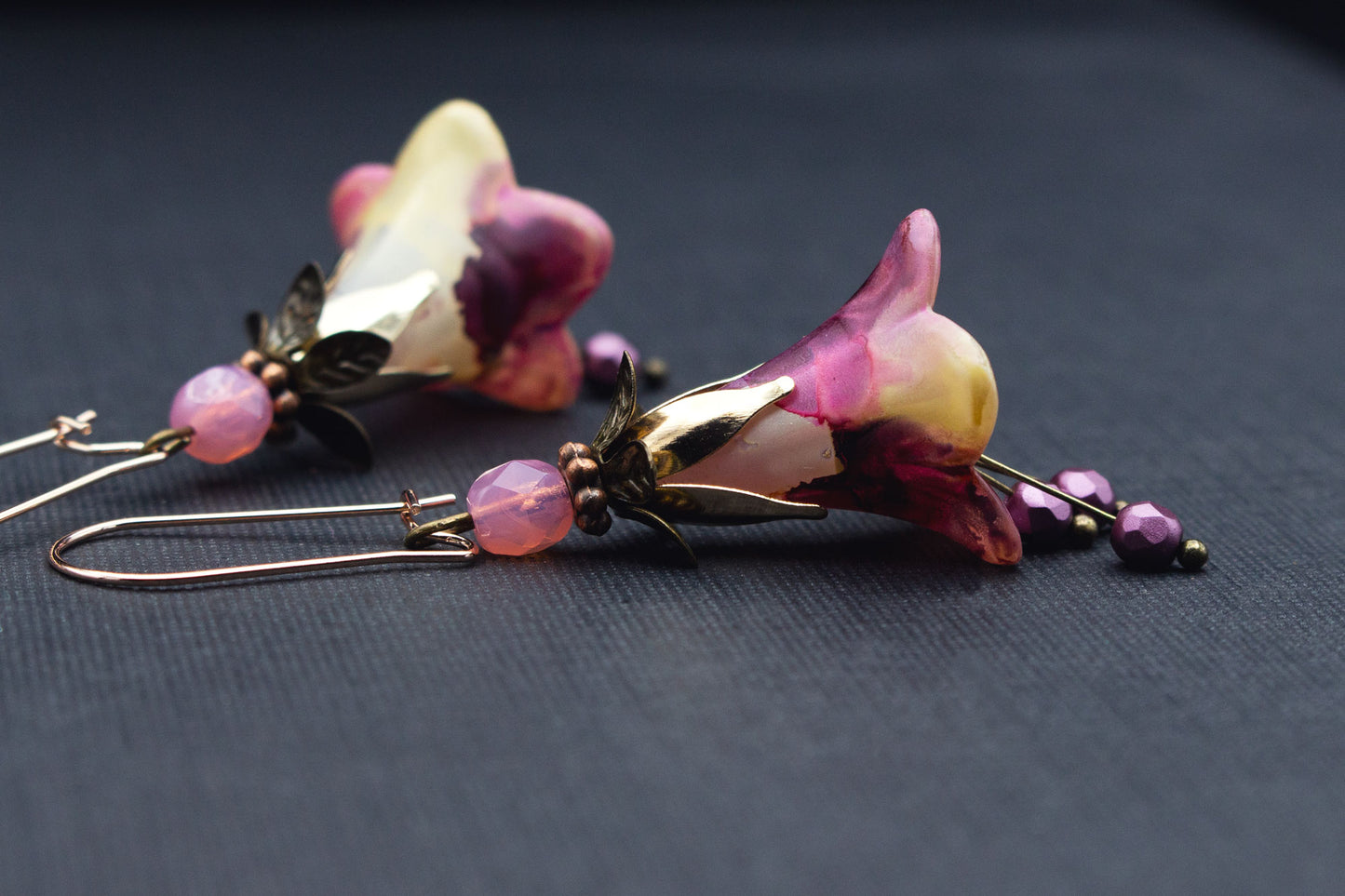 Detailansicht romantische Blütenohrringe in Rosa, Beere und Creme