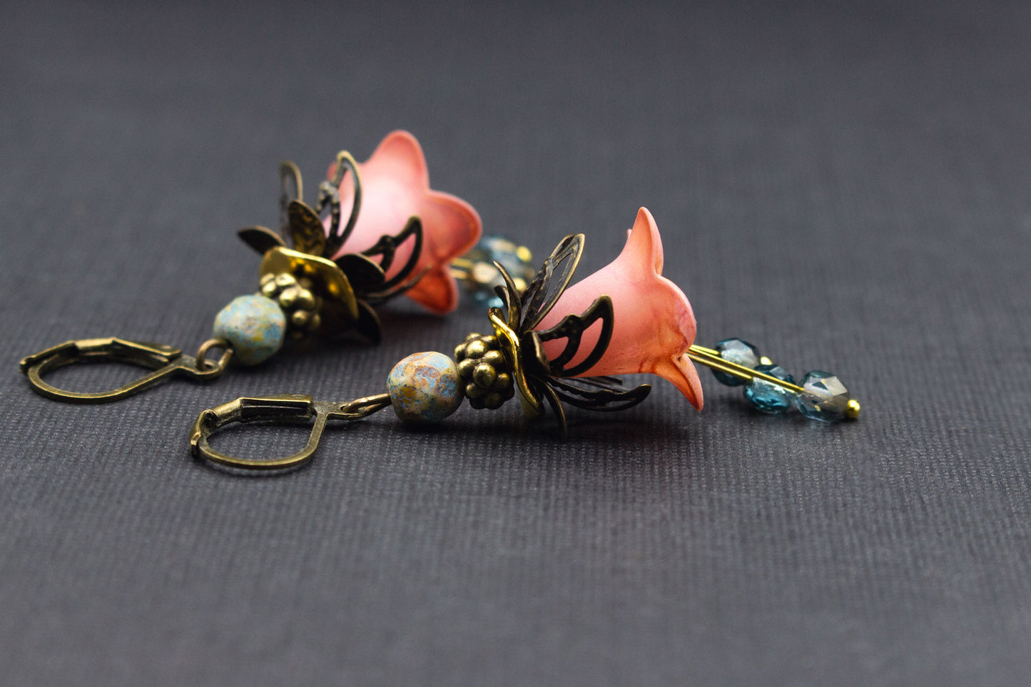 Rosa Blütenohrringe mit blauen Perlen und Bronze – verspielter Sommer-Schmuck