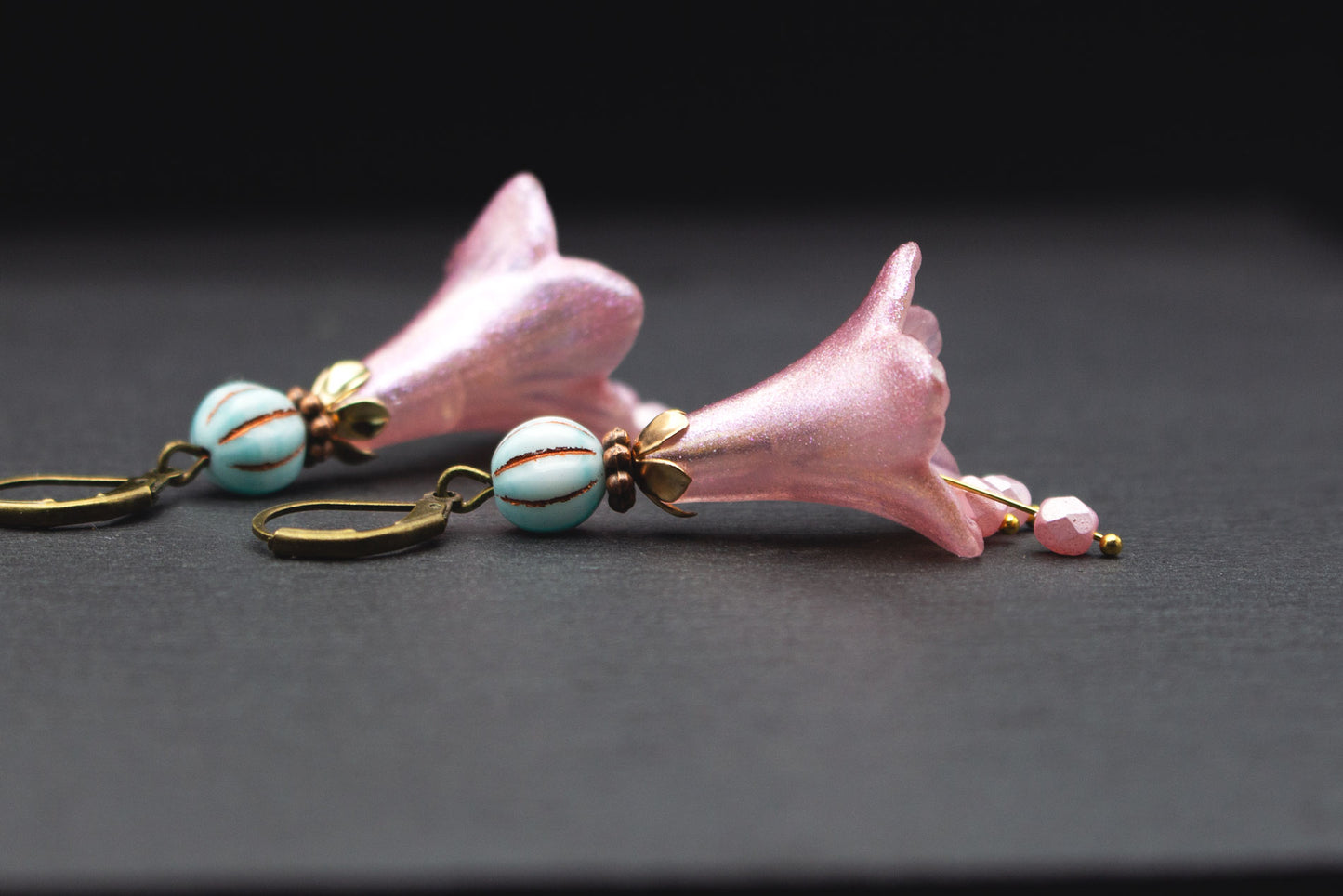 Blütenohrringe Rosa Glitzer handbemalt mit Glasperlen – romantischer Schmuck Sommer