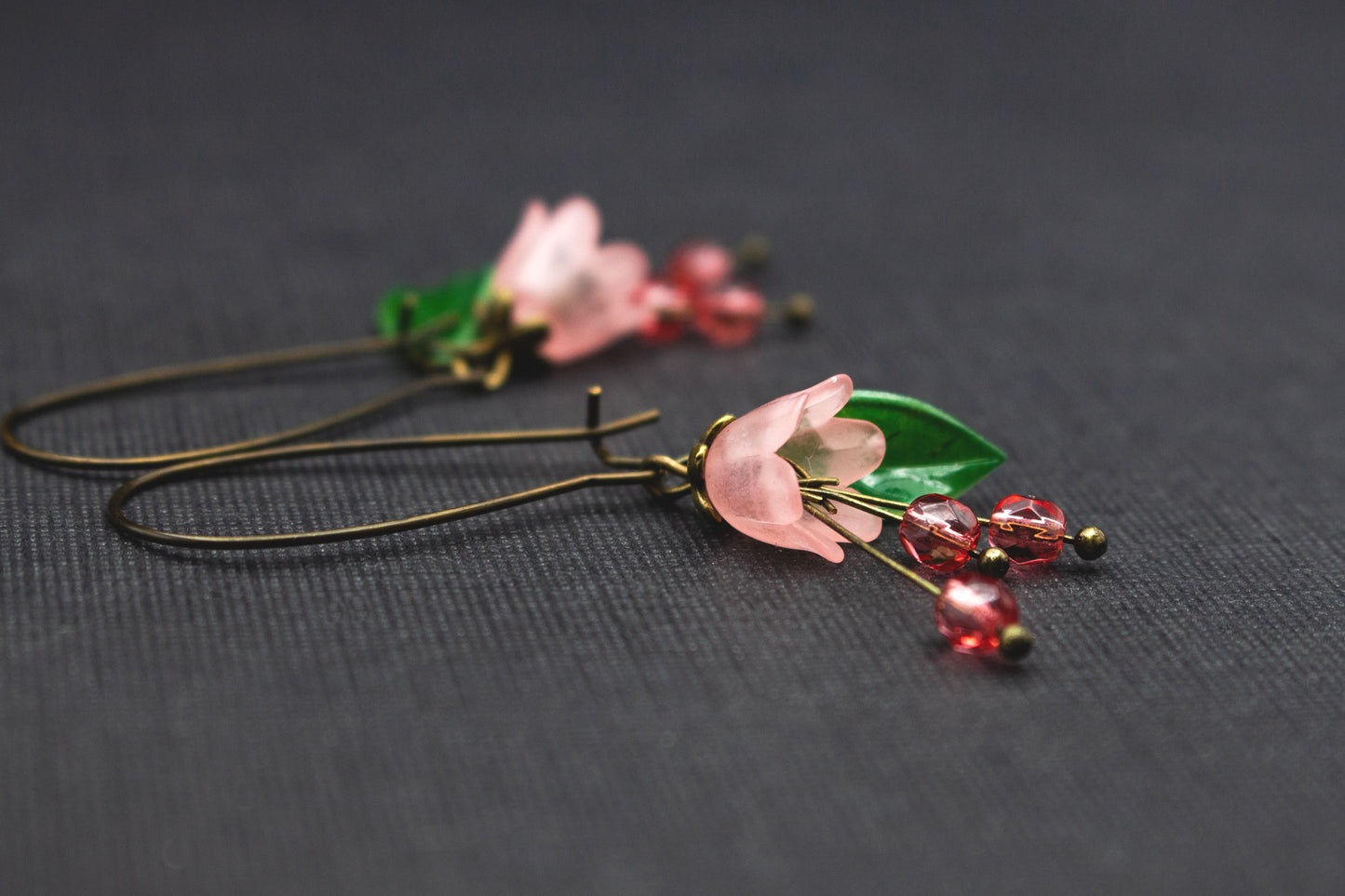 Florale Blütenohrringe Rosa Grün Glasperlen – femininer Vintage-Schmuck