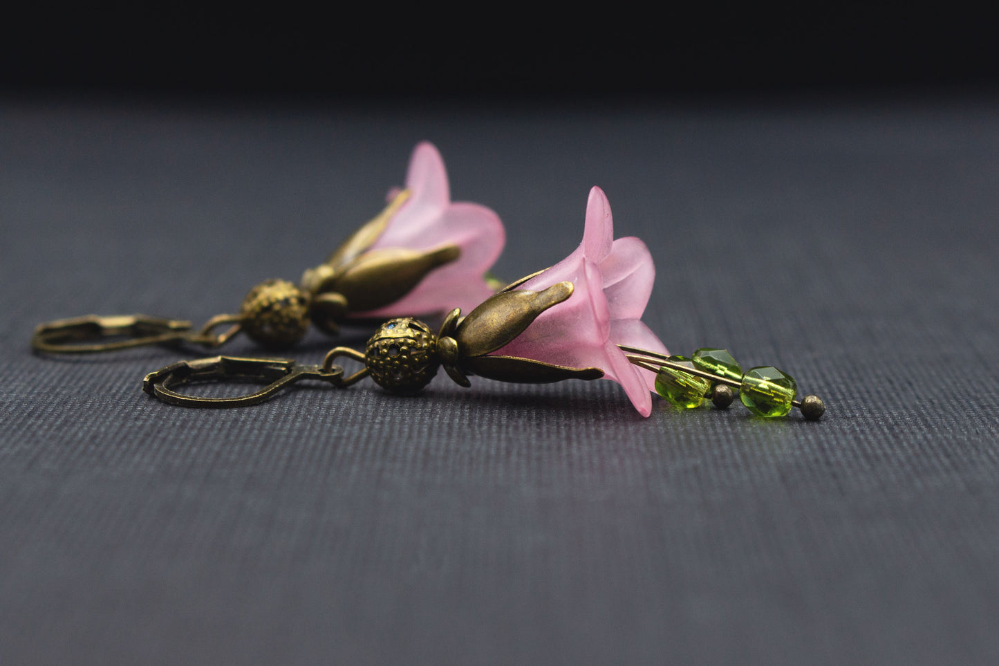Blütenohrringe in Rosa und Hellgrün mit Acryl-Glockenblumen und Glasperlen – Vorderansicht