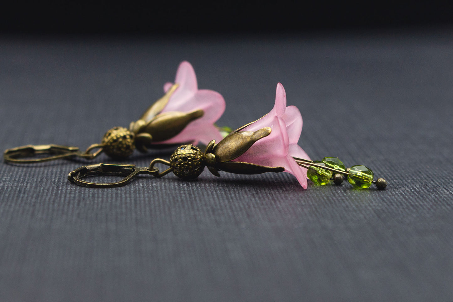 Detailaufnahme der Acryl-Glockenblumen in Rosa mit hellgrünen Glasperlen