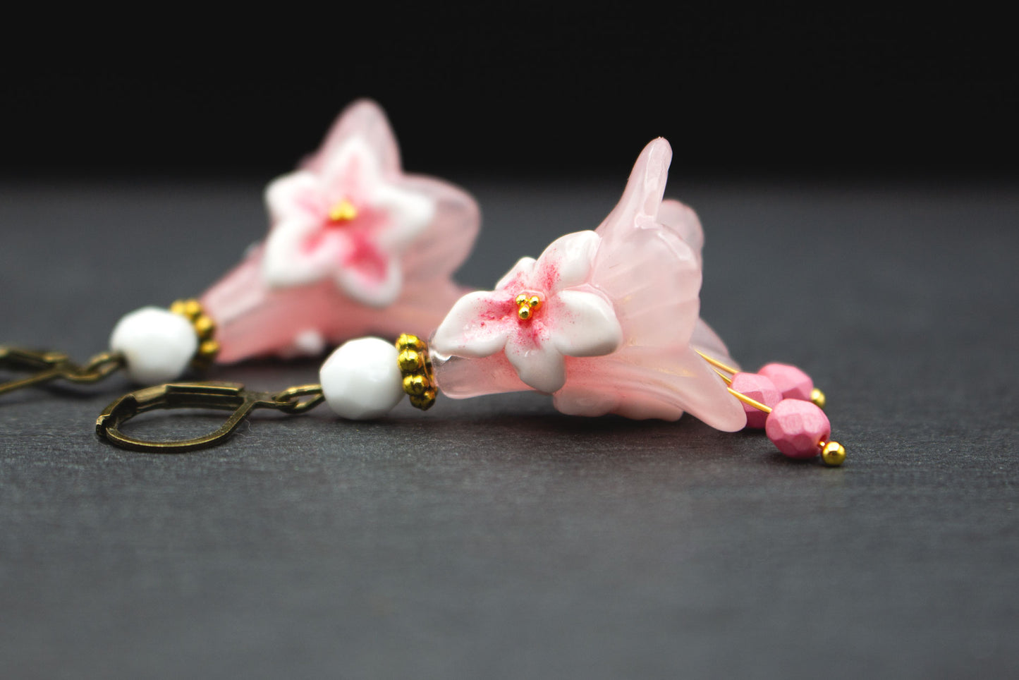 Blütenohrringe Rosa Weiß mit Hibiskus und Glasperlen – Schmuck für Hochzeit und Brautjungfern