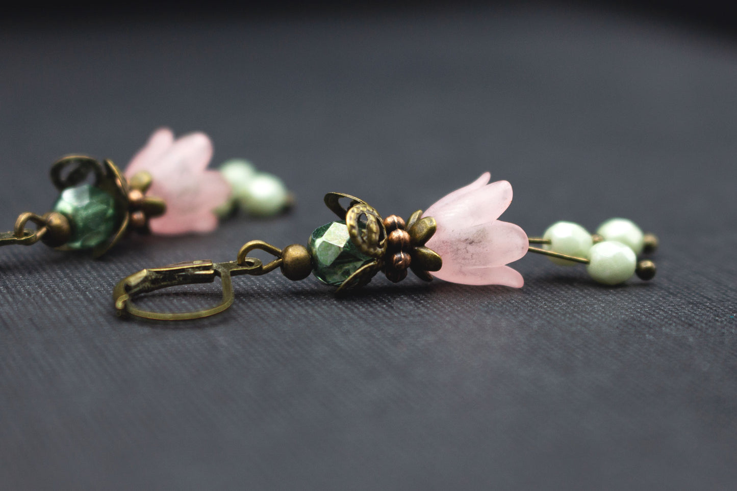 Verspielte Blütenohrringe Rosa und Grün – romantischer Schmuck für Hochzeit oder Alltag