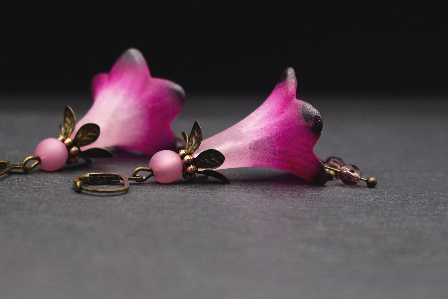 Handbemalte Blütenohrringe in Rosa und Magenta – elegante Ohrringe mit Polarisperle