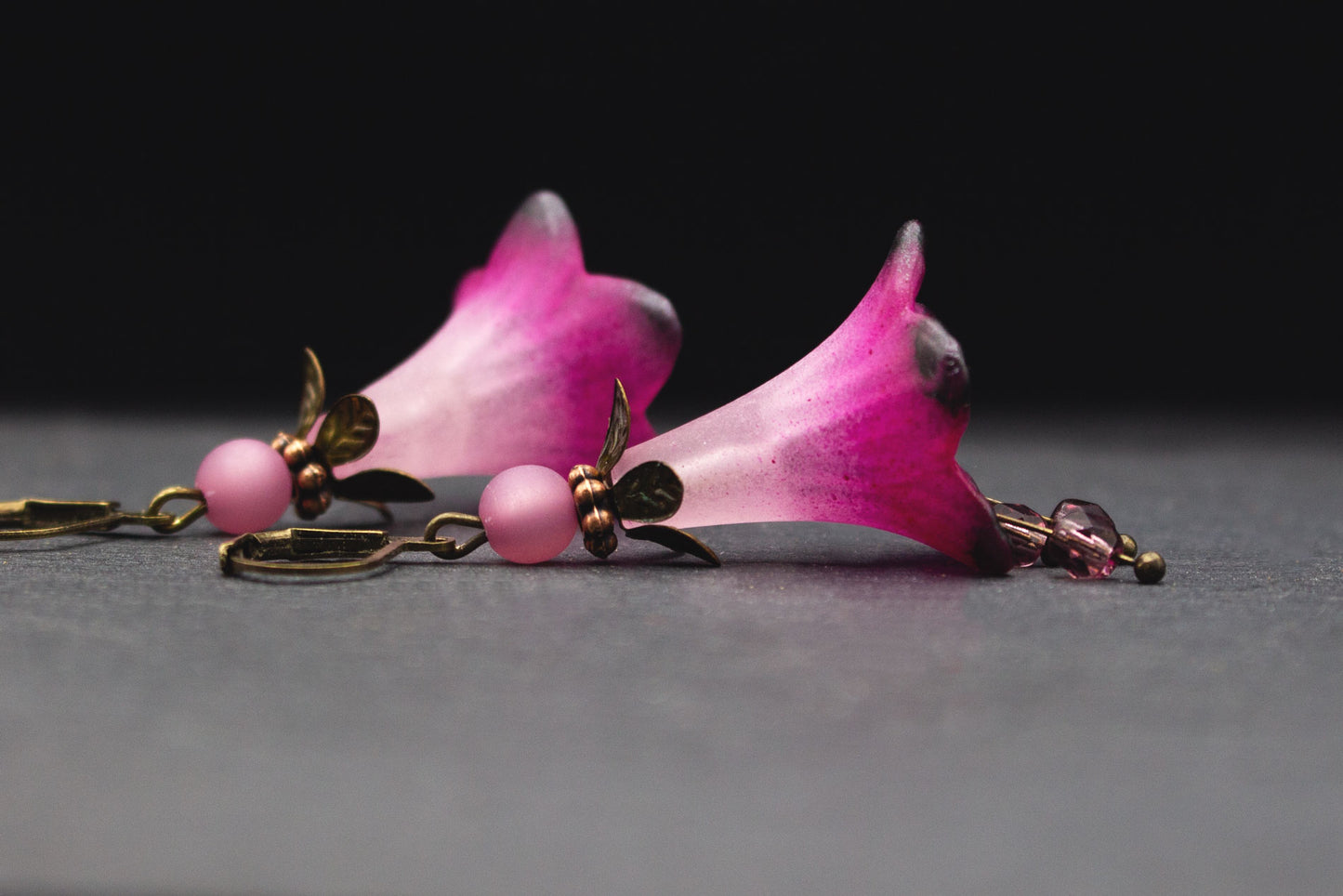 Rosa Magenta Aubergine Blütenohrringe – romantischer Schmuck im Boho-Stil