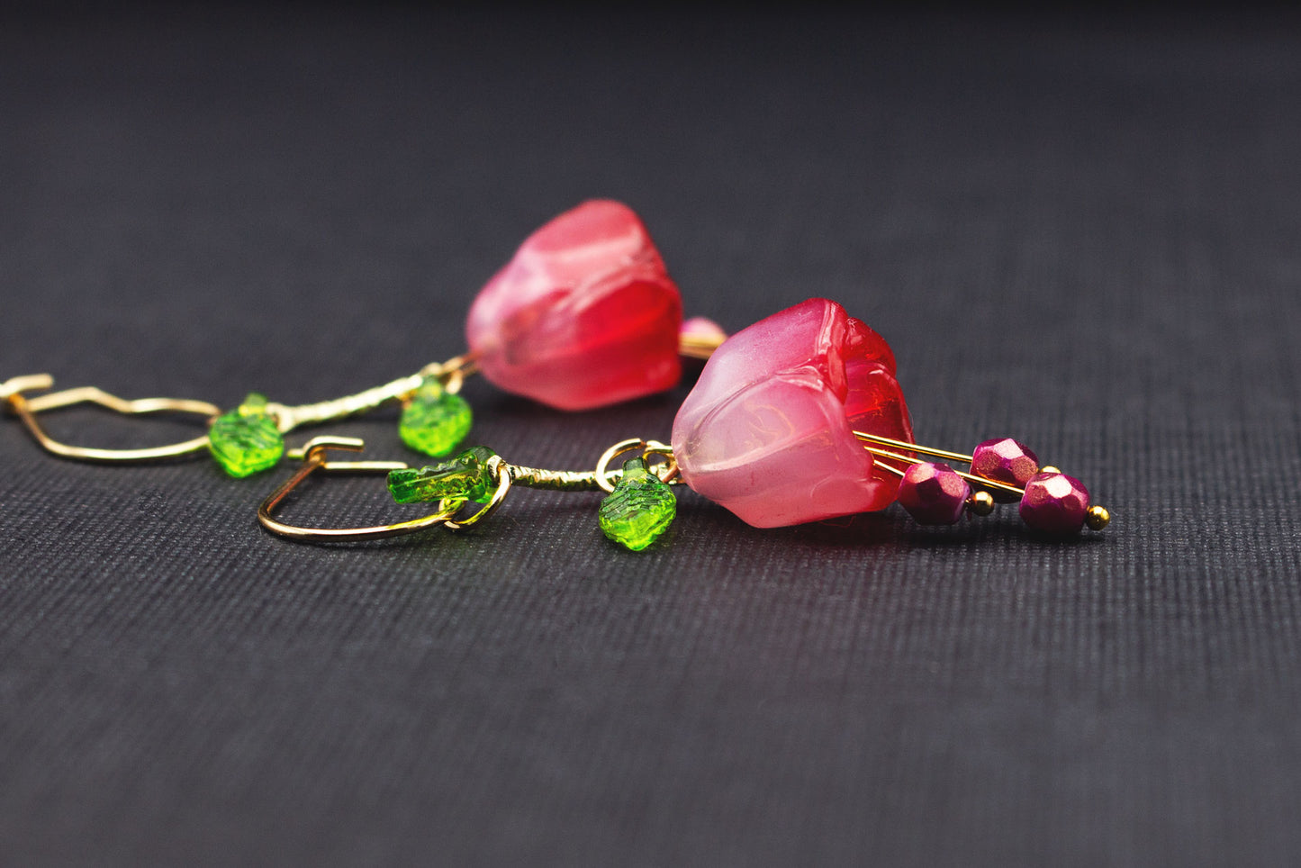 Rosa Pink Boho Ohrringe mit Acrylblüten und grünen Details – eleganter Schmuck für Frauen