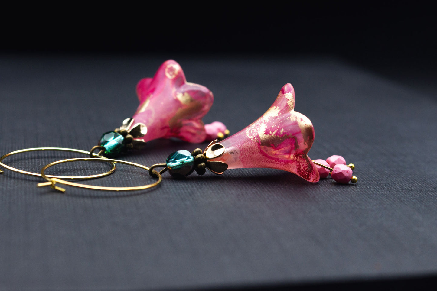 Handbemalte Blütenohrringe in Rosa und Pink mit goldenen Details – festlicher Schmuck