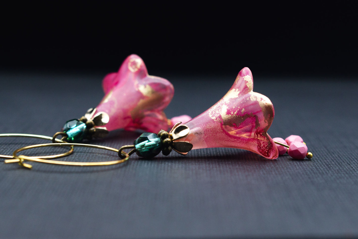 Creolen mit Blüten in Rosa Pink Gold und smaragdgrünen Glasperlen – romantischer Schmuck