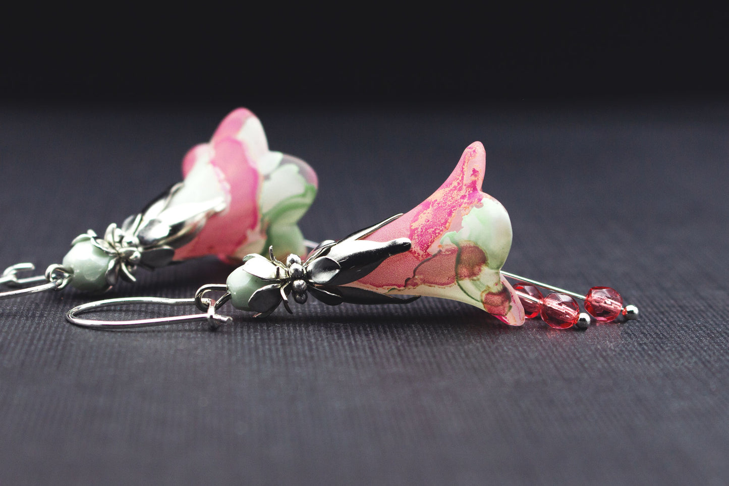 Handbemalte Blütenohrringe Rosa Pink Mint – romantischer Schmuck mit Glasperlen und Creolen