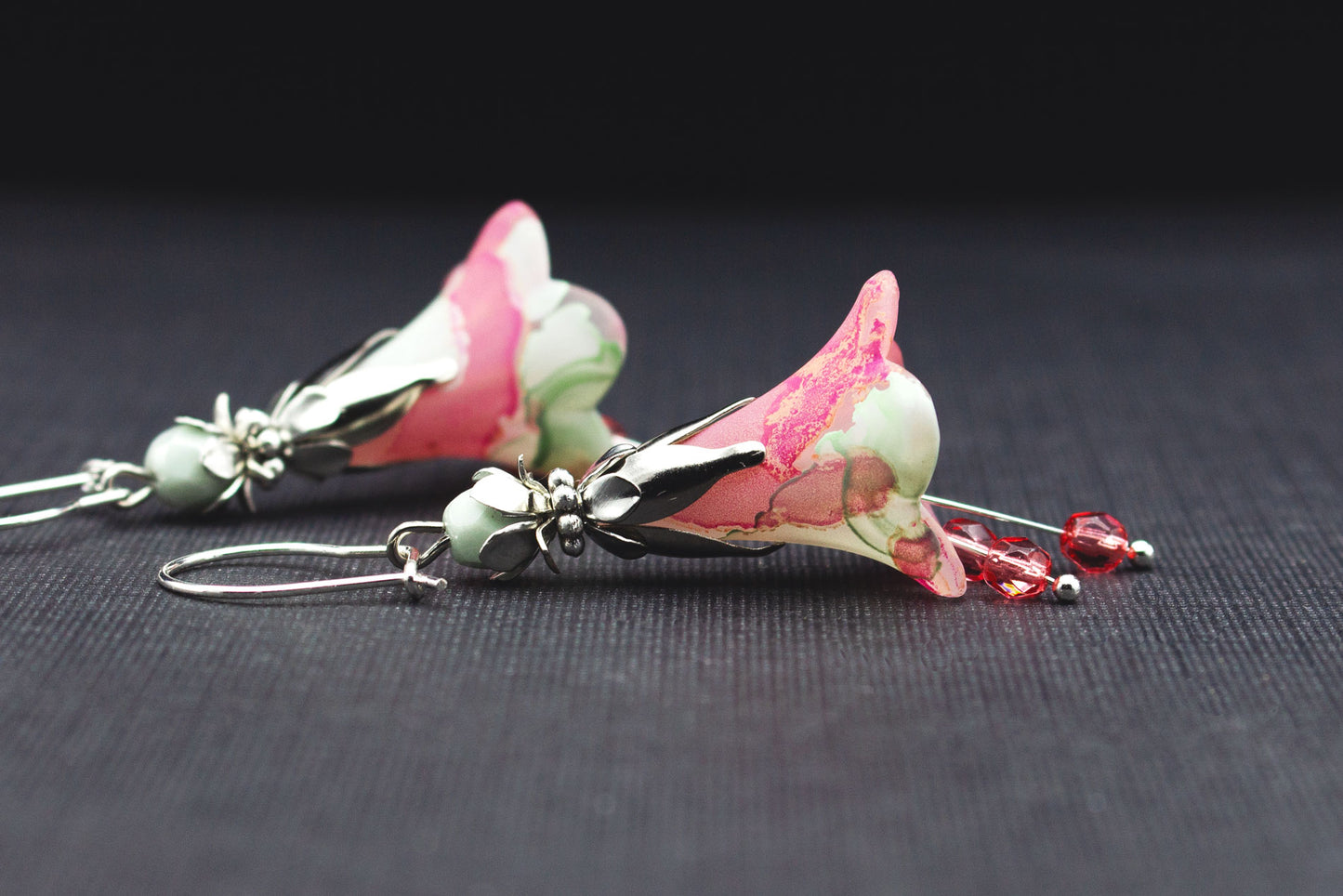 Blütenohrringe in Rosa Pink Mint handbemalt – eleganter Ohrschmuck mit Glasperlen für Frauen