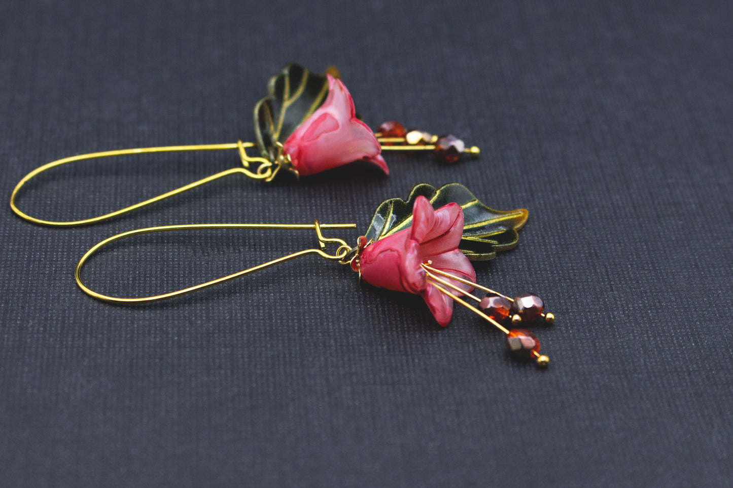 Rosa Pink Blütenohrringe mit Glasblättern – elegante Seerosen Ohrringe für Sommer und Hochzeit