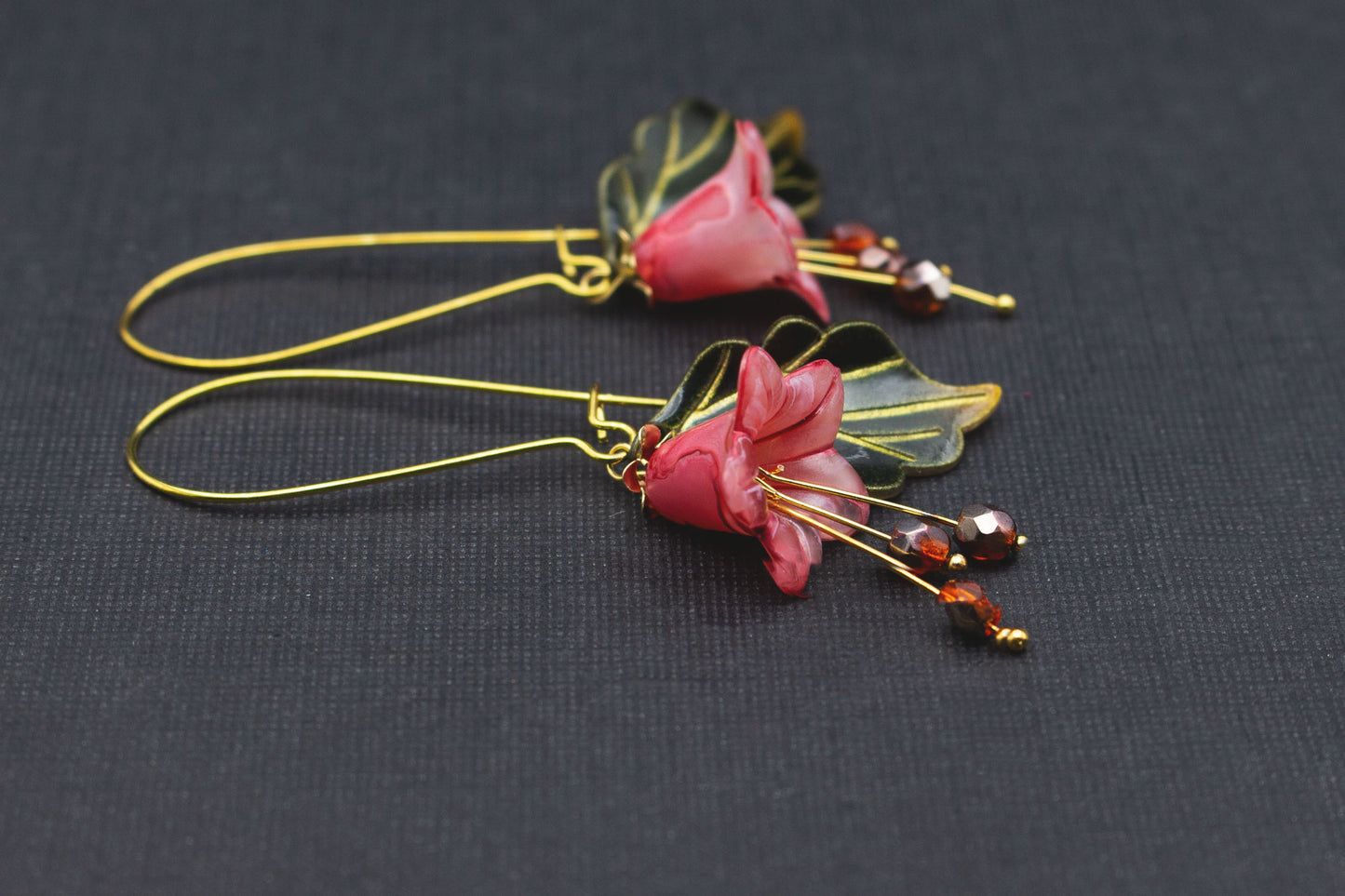 Blütenohrringe Rosa Seerose Grün – verspielte Glas Ohrringe, Geschenk für Frauen