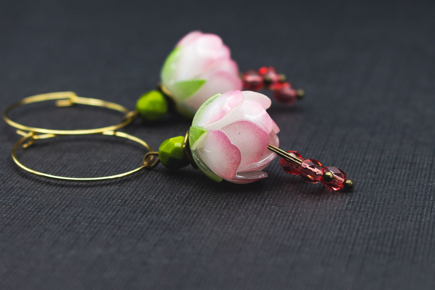 Creolen Ohrringe mit Blüten in Rosa und Weiß – femininer Hochzeitsschmuck
