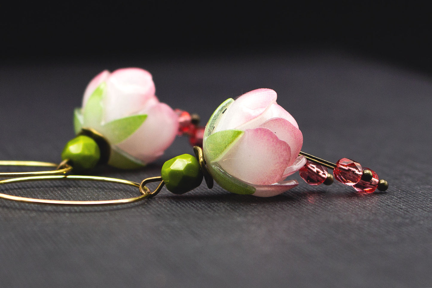 Florale Blütenohrringe Rosa Weiß Glasperlen – romantischer Schmuck im Vintage-Stil