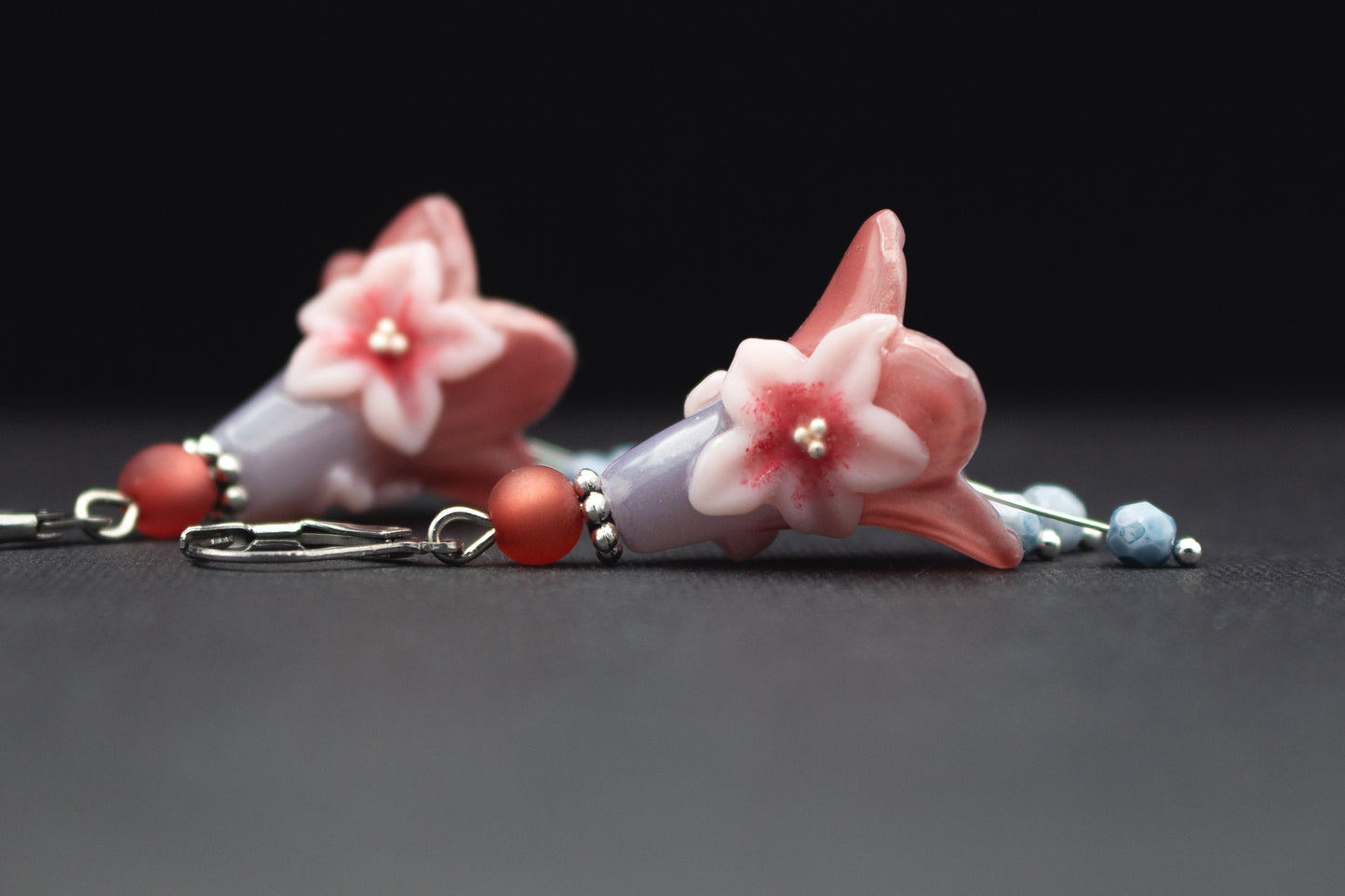 Blütenohrringe in Rosa und Weiß mit Glasperlen – romantischer Ohrschmuck im zarten Design
