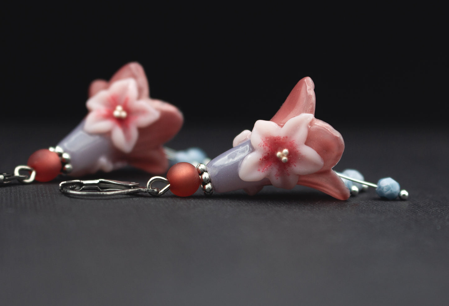 Zarte Blütenohrringe Rosa Weiß mit Glasperlen – femininer Schmuck für Damen