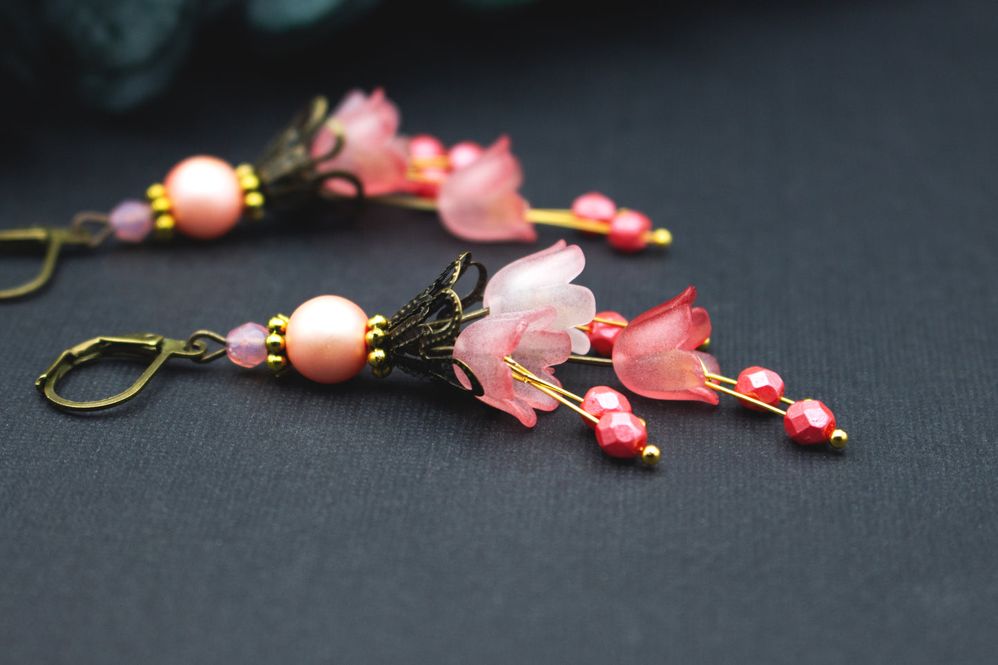 Ausdrucksstarke Rosé-Koralle Ohrringe mit Perlen, Acrylblüten und Bronze – ideale Geschenkidee für Liebhaberinnen zarter Blütenfarben.