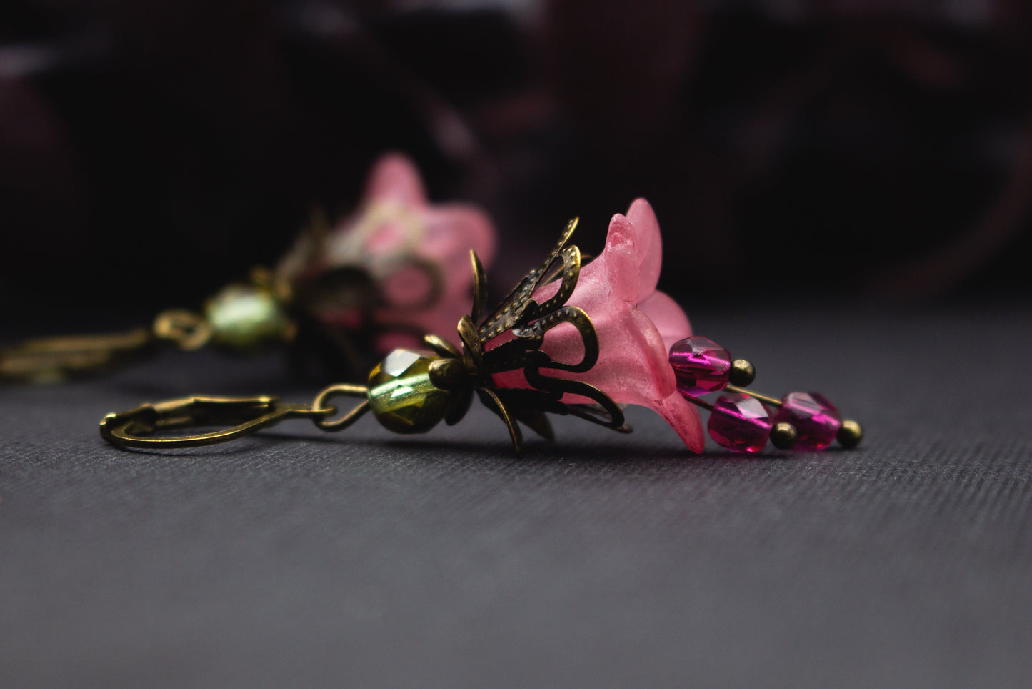 Zarte Blumenohrringe Rosé Pink mit Glasperlen und Bronze – detailreicher Schmuck, perfekt als persönliches Geschenk.