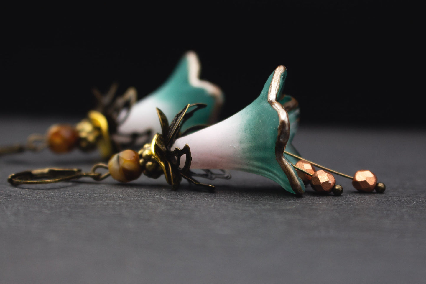 Handbemalte Blütenohrringe Rosé Salbeigrün mit Glasperlen – floraler Ohrschmuck Vintage Boho