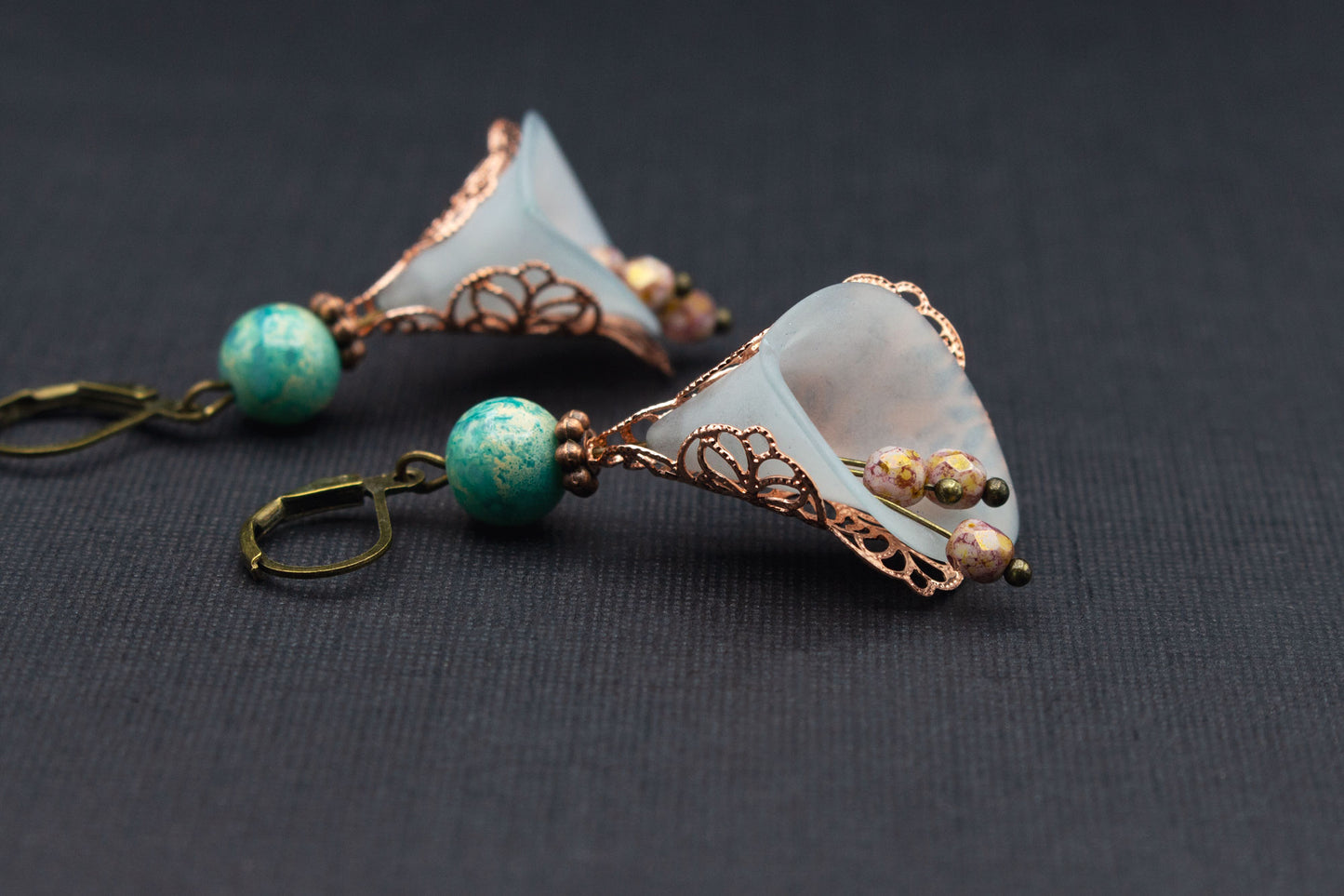 Florale Ohrringe in Roségold und Blau – romantischer Schmuck für Frauen
