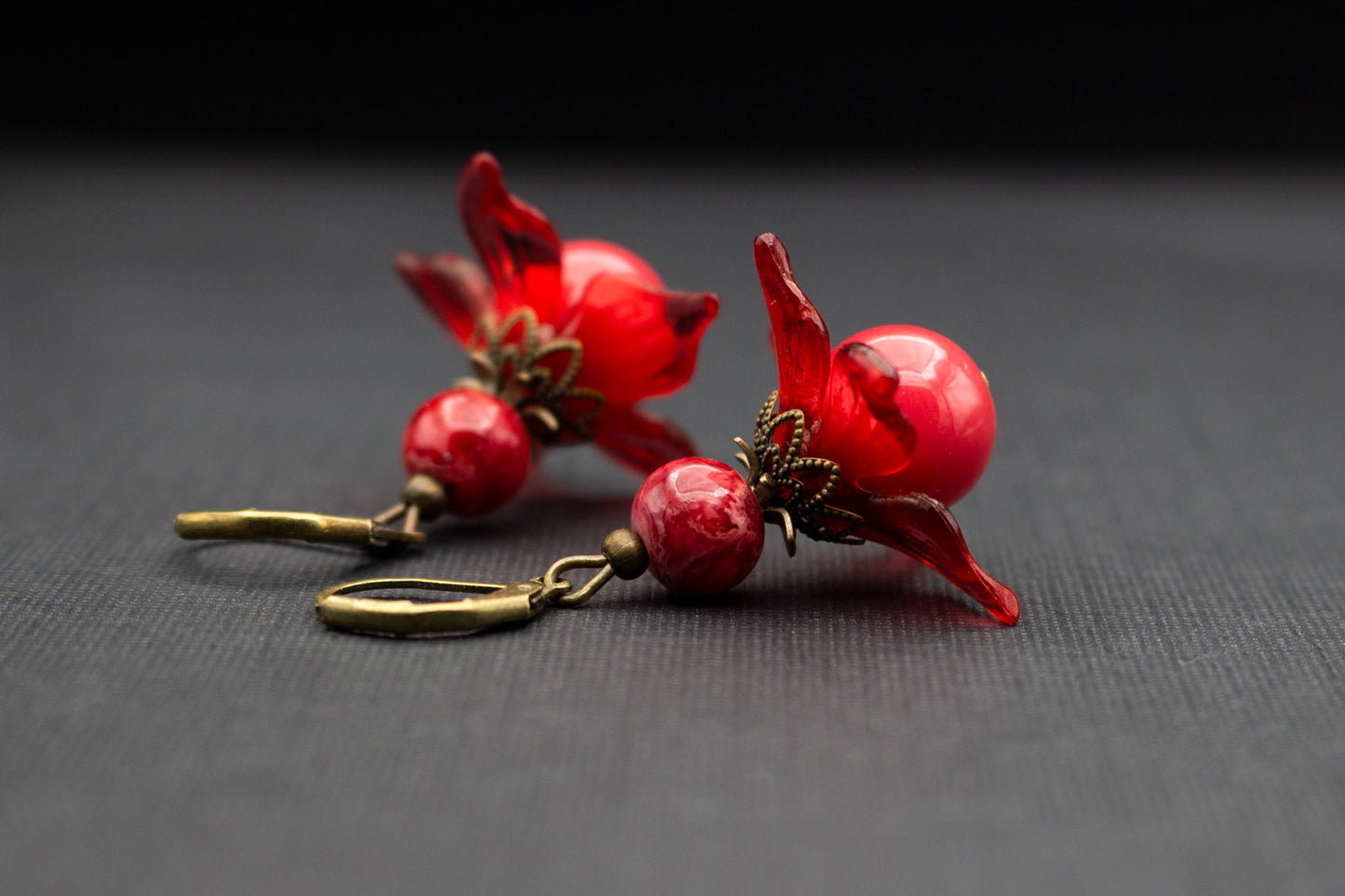 Blütenohrringe in Rot mit Glasperlen – romantischer Schmuck in Antik Bronze