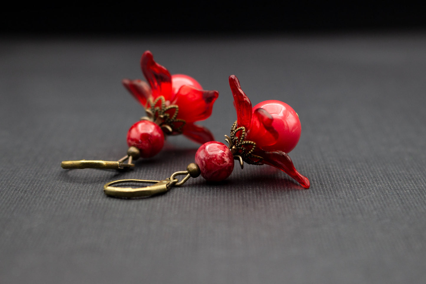 Ausdrucksstarke Ohrringe mit roten Blüten und Vintage-Details