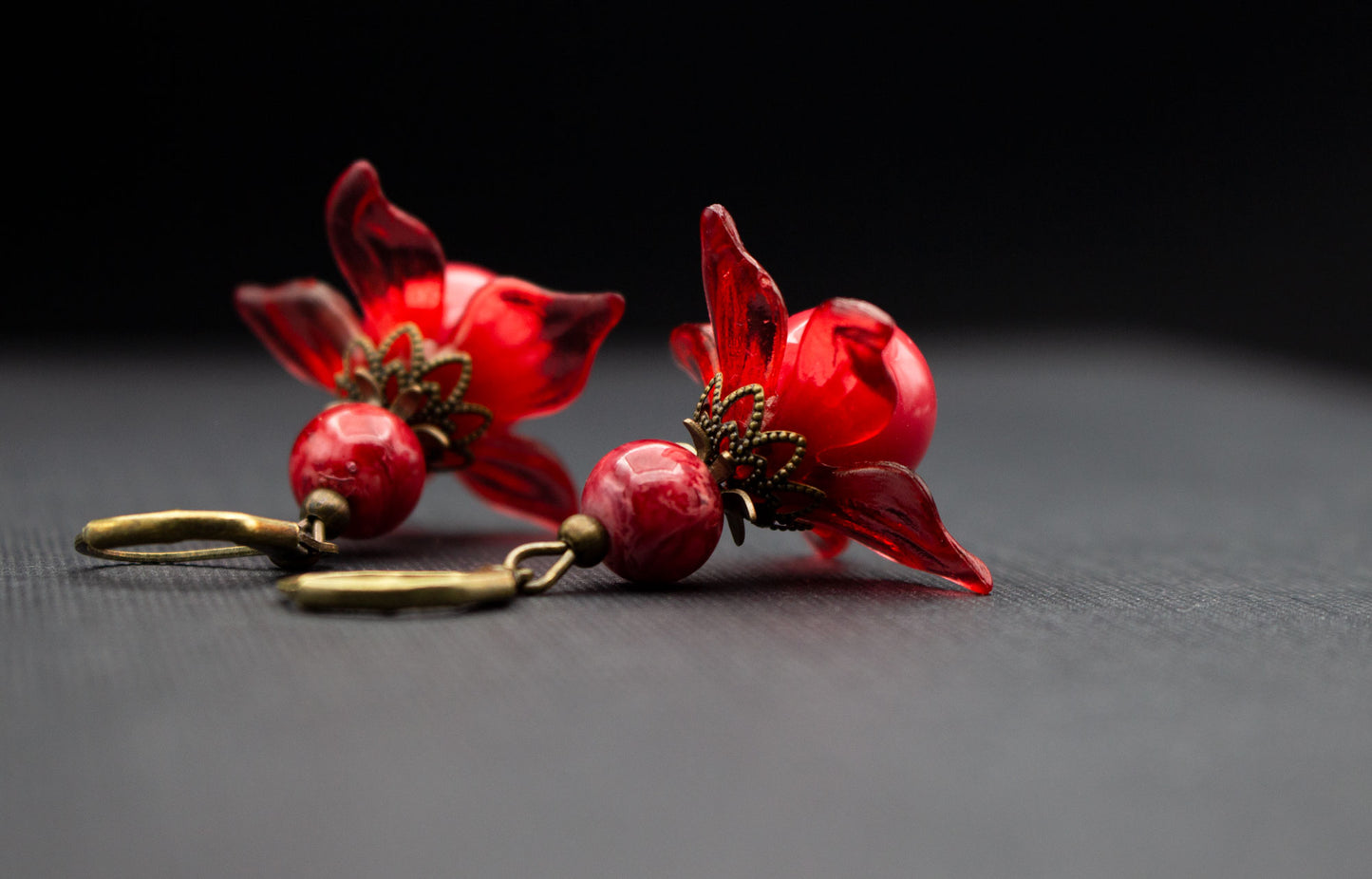 Handgefertigte Blütenohrringe Rot mit Glasperlen – eleganter Schmuck