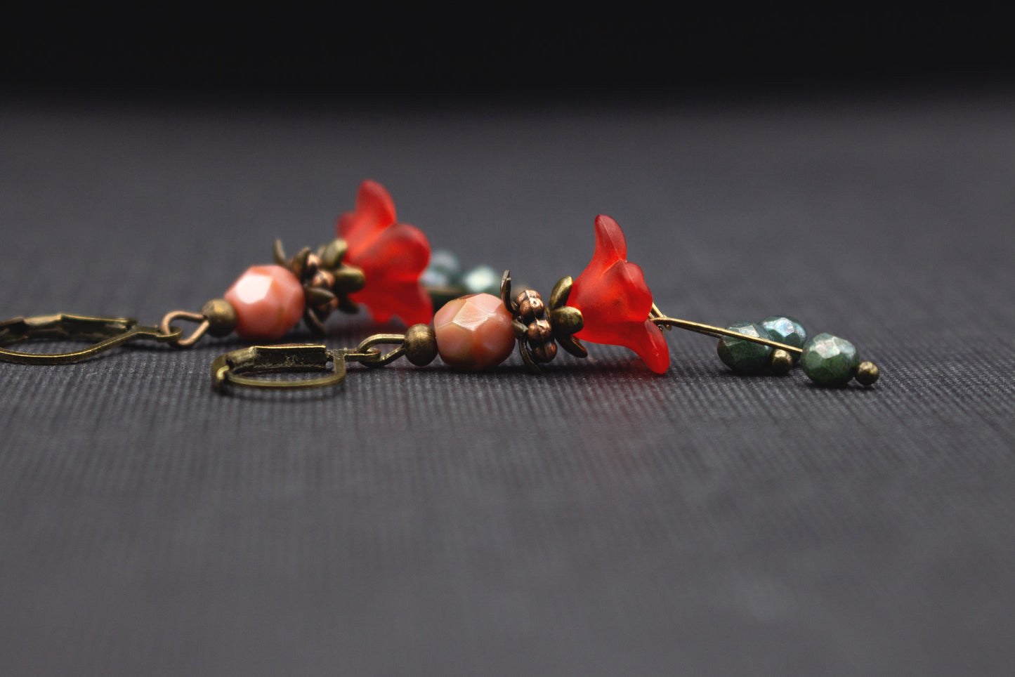 Blütenohrringe in Rot, Grün und Rosa mit Acrylblüten und Glasperlen – Vorderansicht