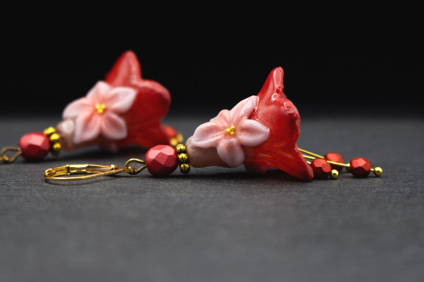 Blütenohrringe Rot Rosa in Glockenform mit Glasperlen – romantischer Ohrschmuck mit goldenen Details