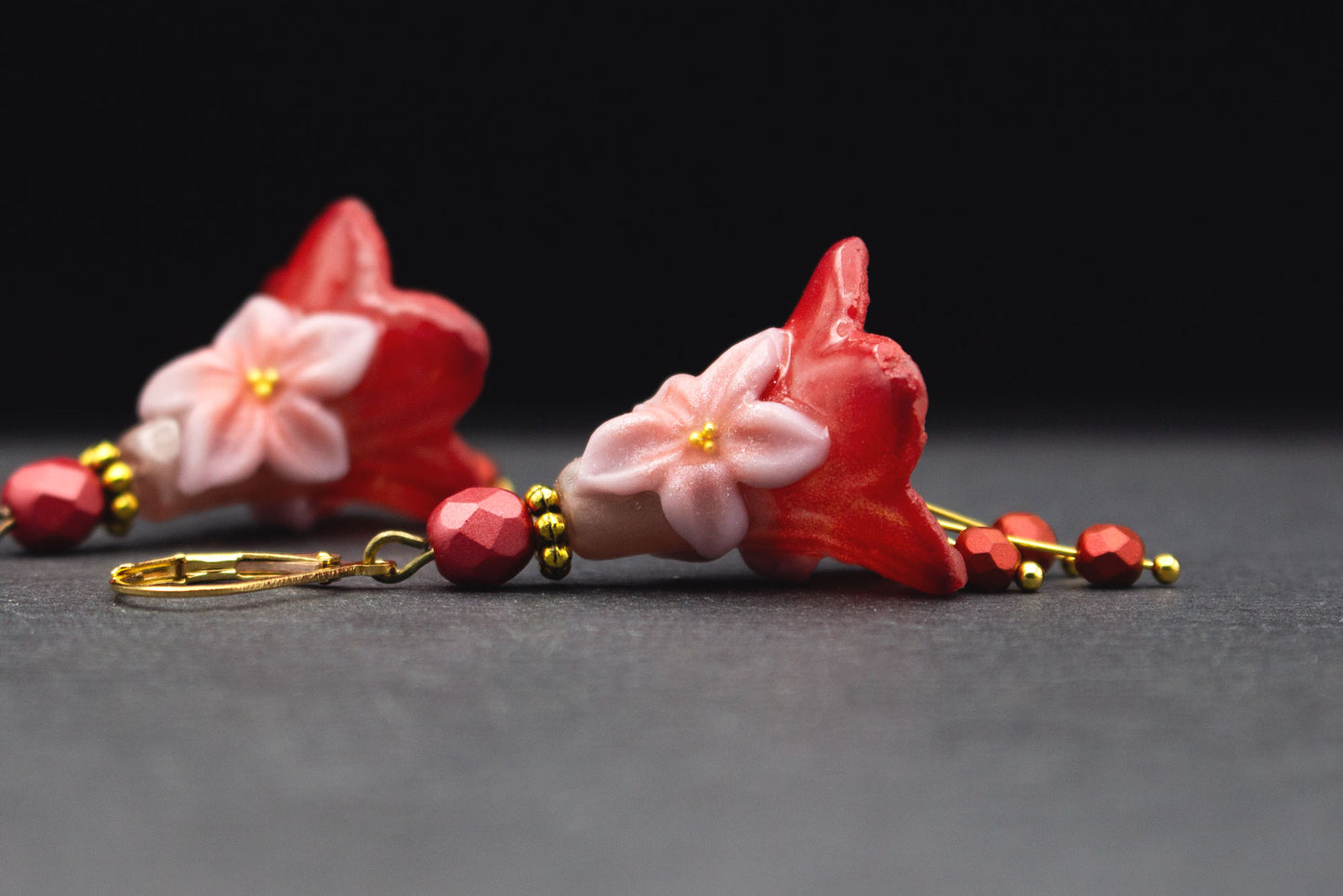 Romantische Blütenohrringe Rot und Rosa mit Glasperlen – eleganter Schmuck für Sommer und Hochzeit