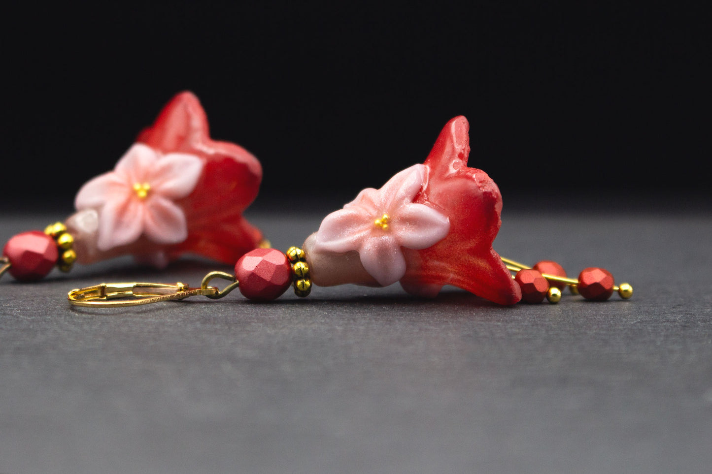 Creolen Ohrringe in Glockenform mit roten Blüten, rosa Blütenmitte und goldenen Glasperlen – femininer Schmuck
