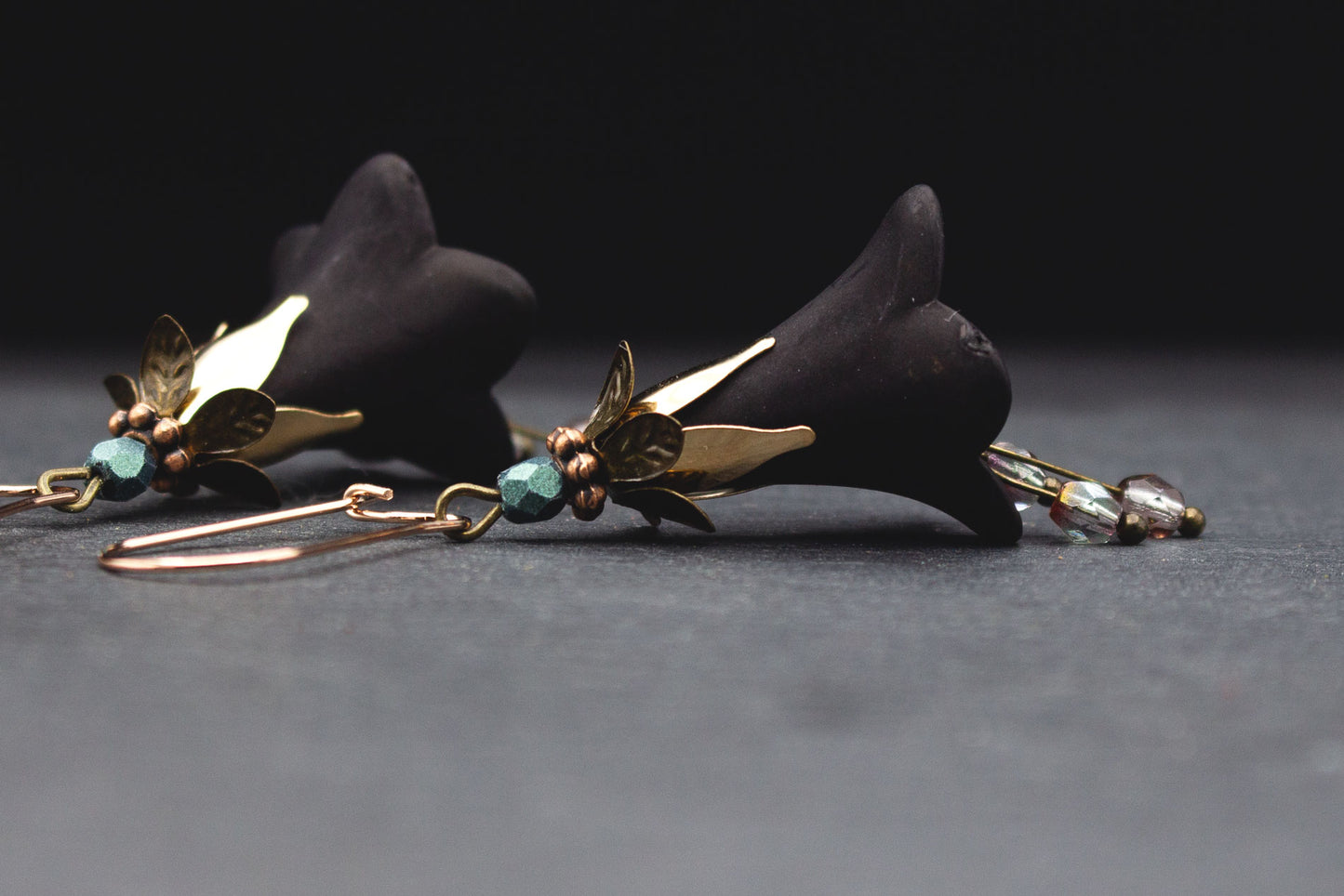 Blütenohrringe Schwarz Acryl mit Glasperlen Rosa Lindgrün – eleganter Schmuck
