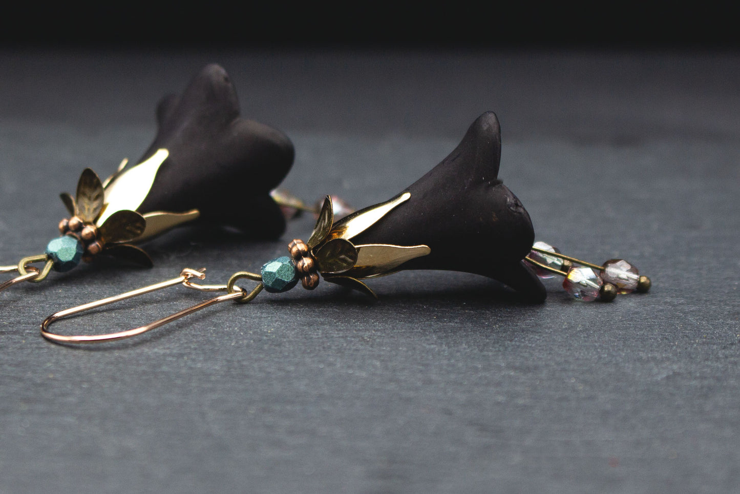 Elegante Blütenohrringe Schwarz Roségold Creolen – Ohrschmuck verspielt