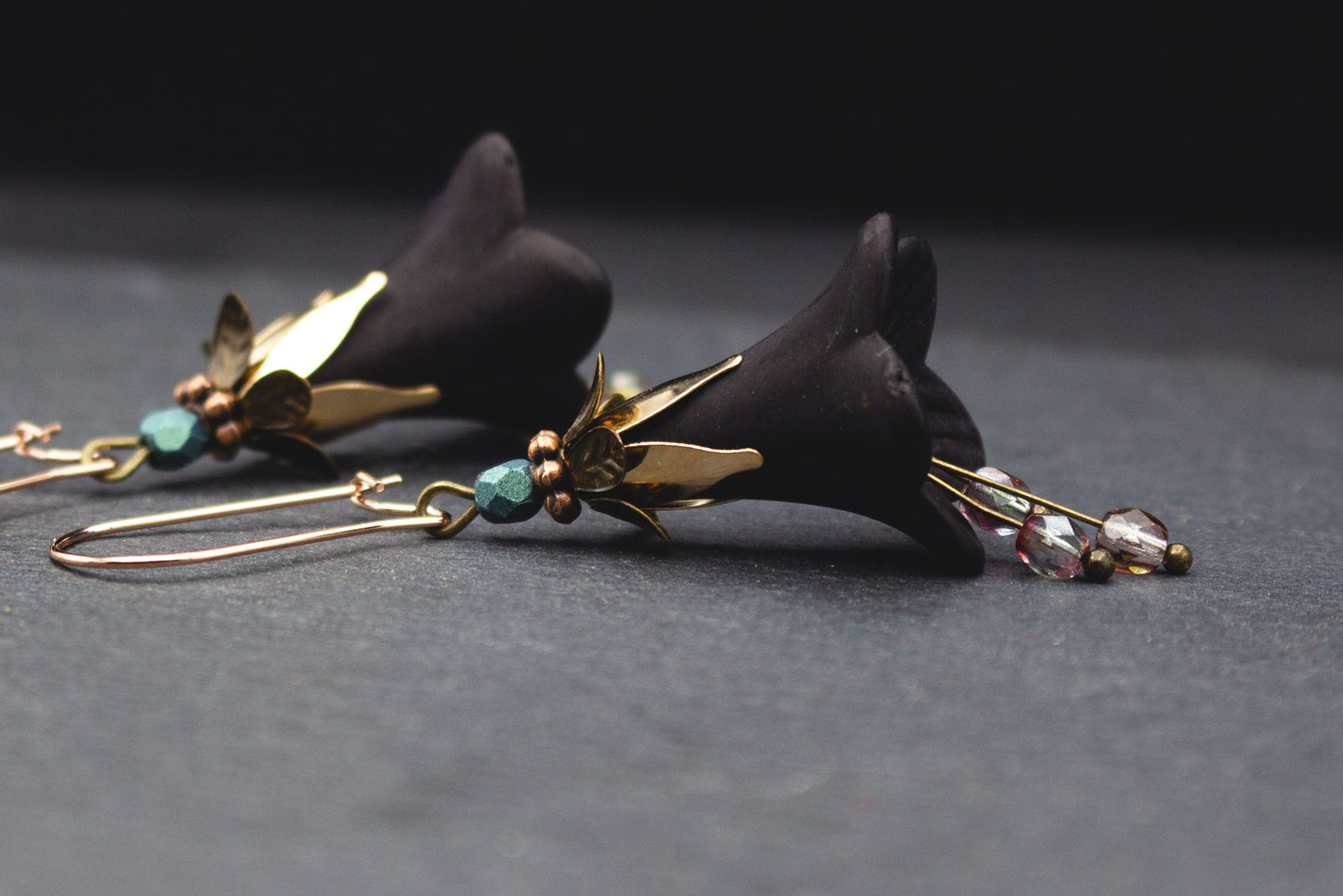 Blütenohrringe Schwarz Acryl mit Glasperlen – romantischer Schmuck modern