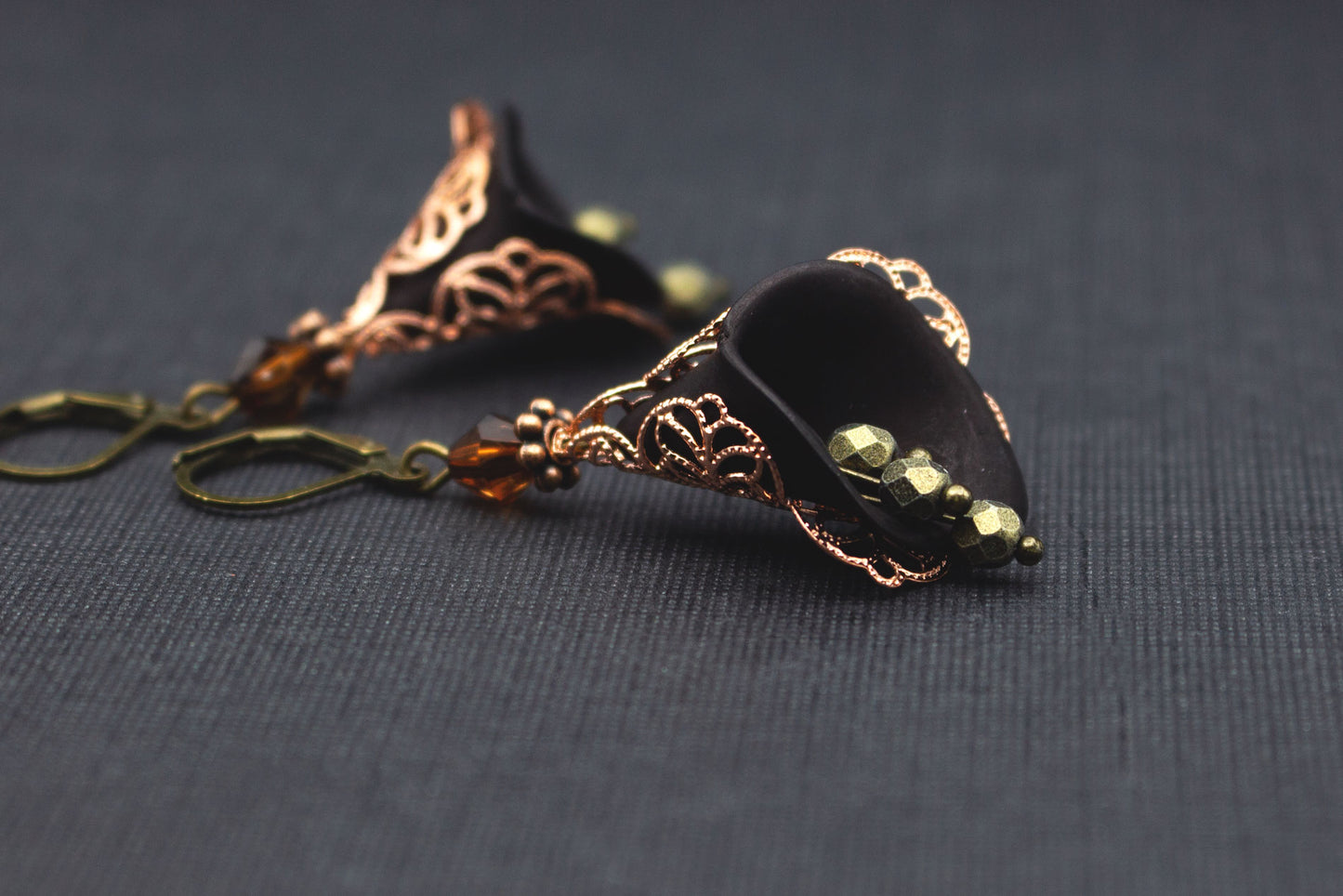 Schwarze Blütenohrringe mit Glasperlen und filigranen Blättern – edler Schmuck