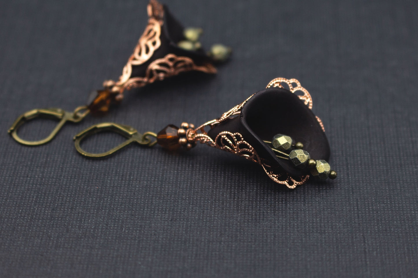 Handgefertigte Blütenohrringe Schwarz – romantischer Schmuck für Frauen