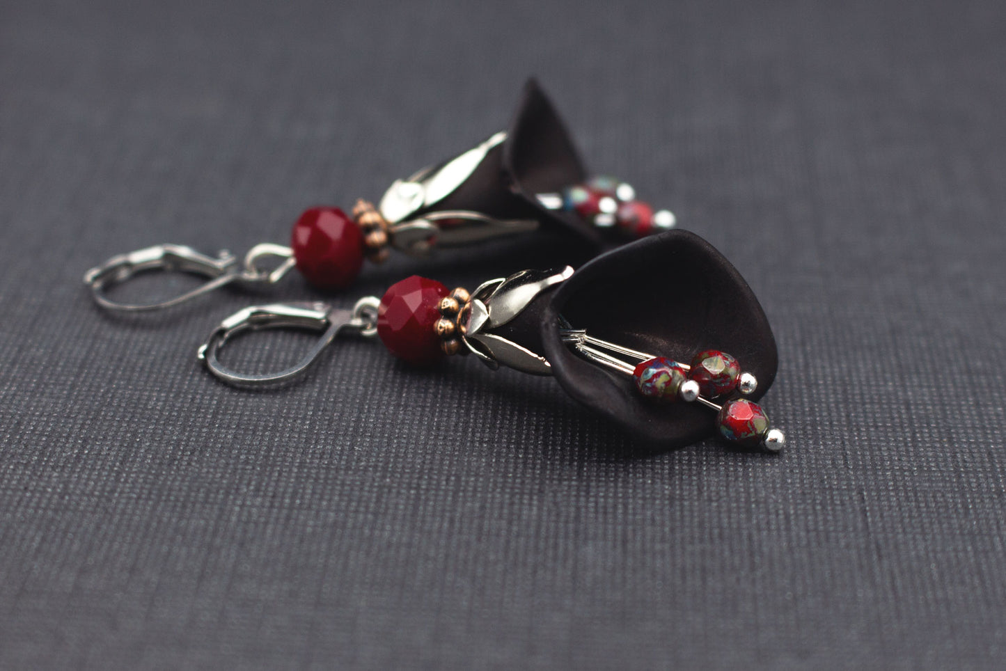 Blütenohrringe Schwarz Rot – moderner Ohrschmuck aus Acryl mit Glasperlen
