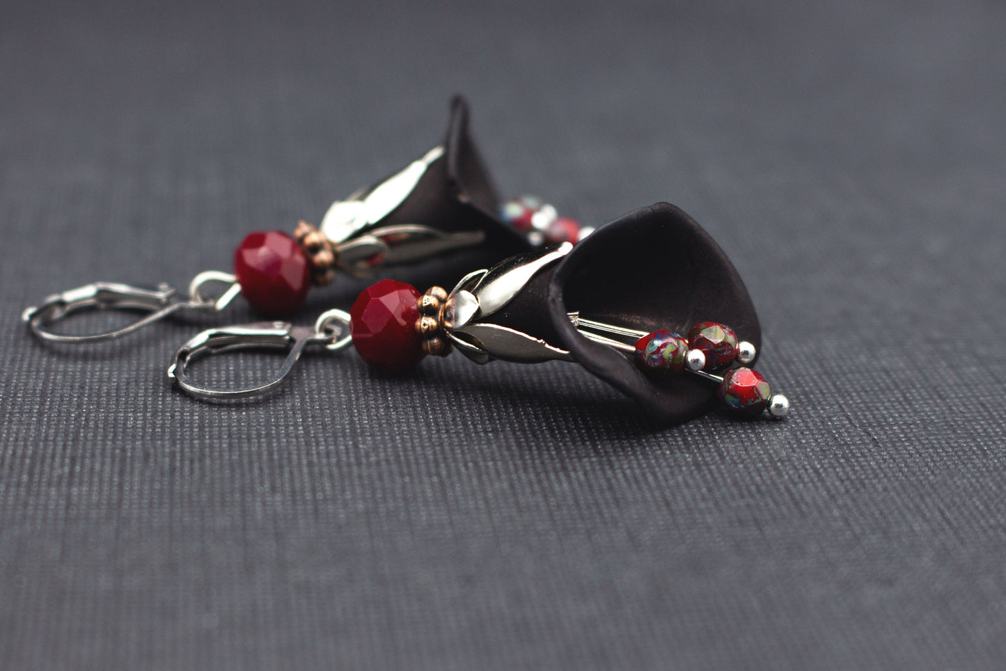 Schwarze Blütenohrringe mit roten Glasperlen – eleganter Schmuck für Frauen