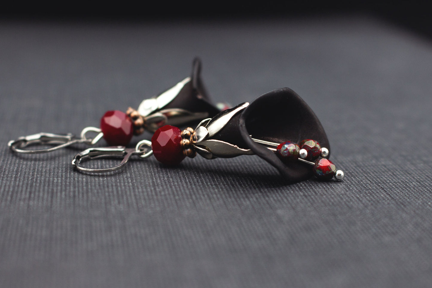 Ohrschmuck Schwarz Rot – handgemachte Blütenohrringe mit Acryl und Glasperlen