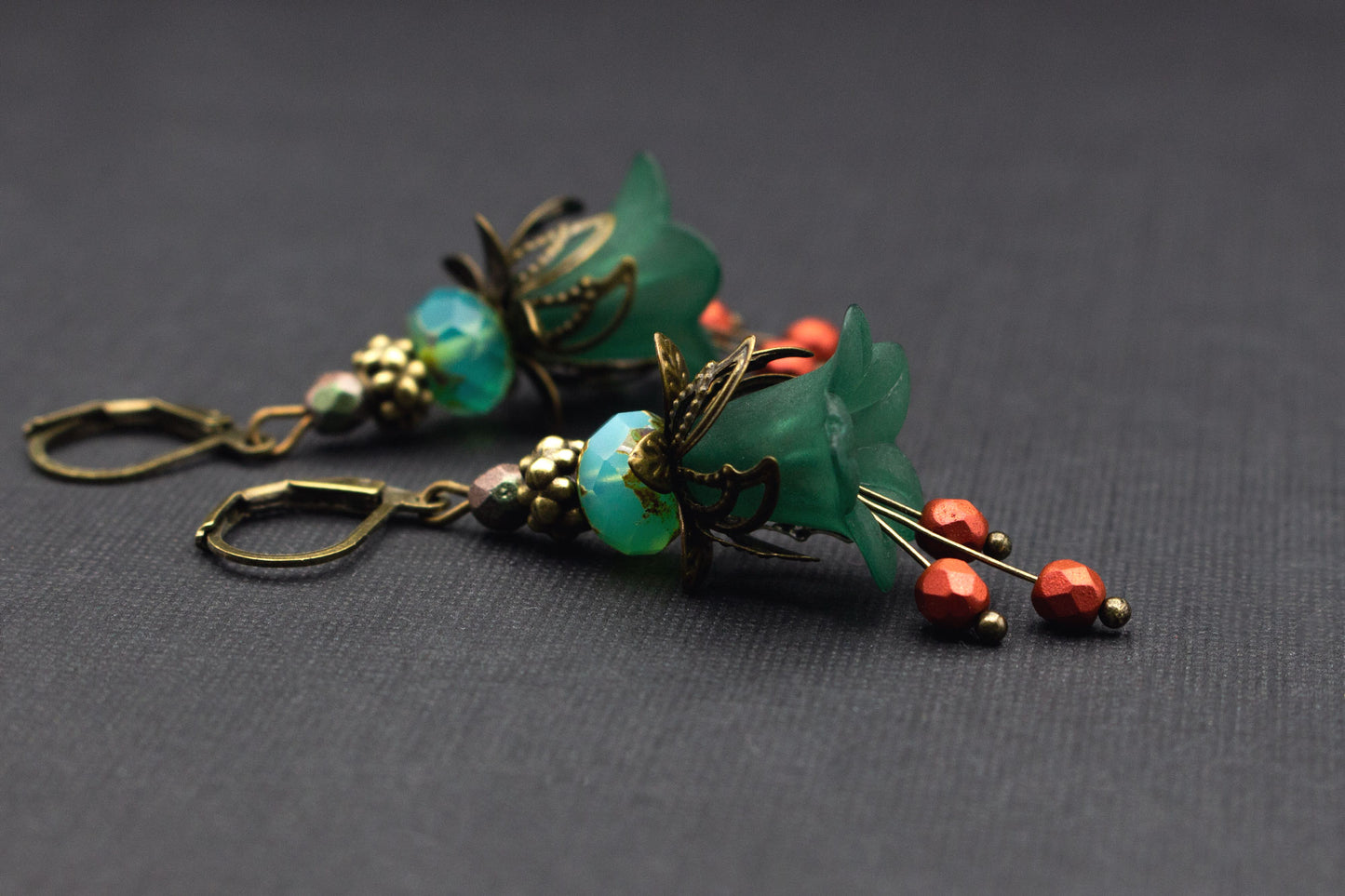 Ausdrucksstarke Blütenohrringe Smaragdgrün mit roten Akzenten – eleganter Schmuck