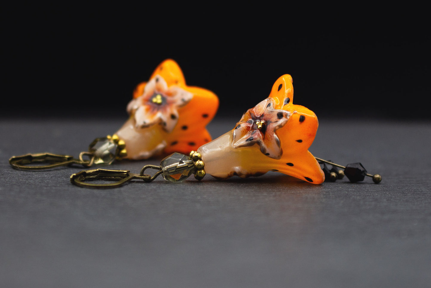 Statement Ohrringe in Orange Schwarz – auffälliger Schmuck mit Blumenmotiv
