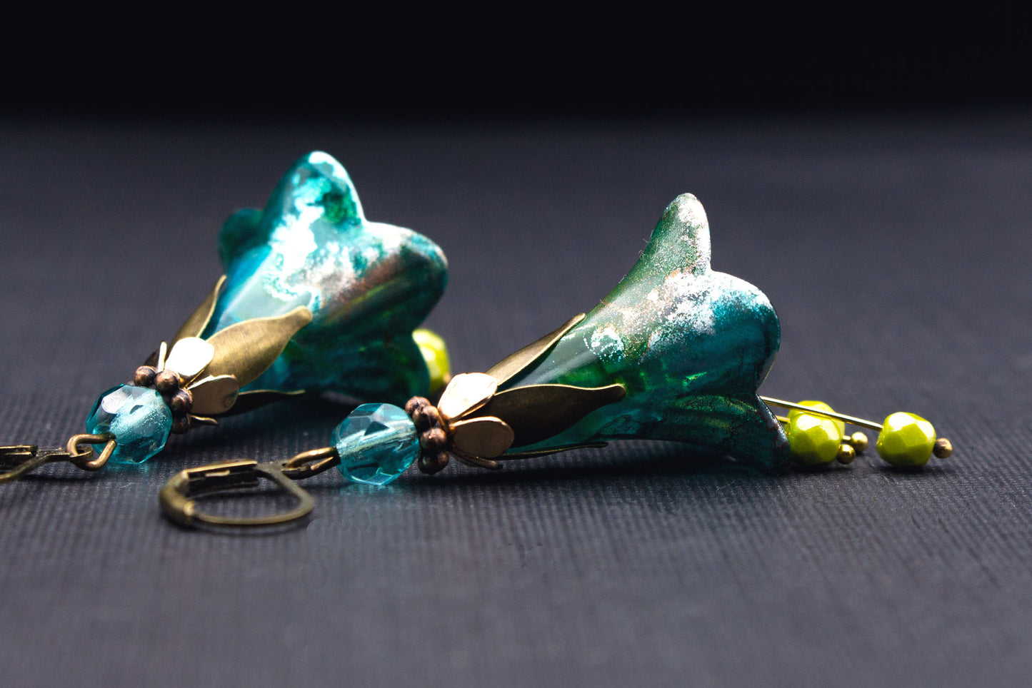 Handbemalte Blütenohrringe Türkis Blau – sommerlicher Schmuck für Frauen